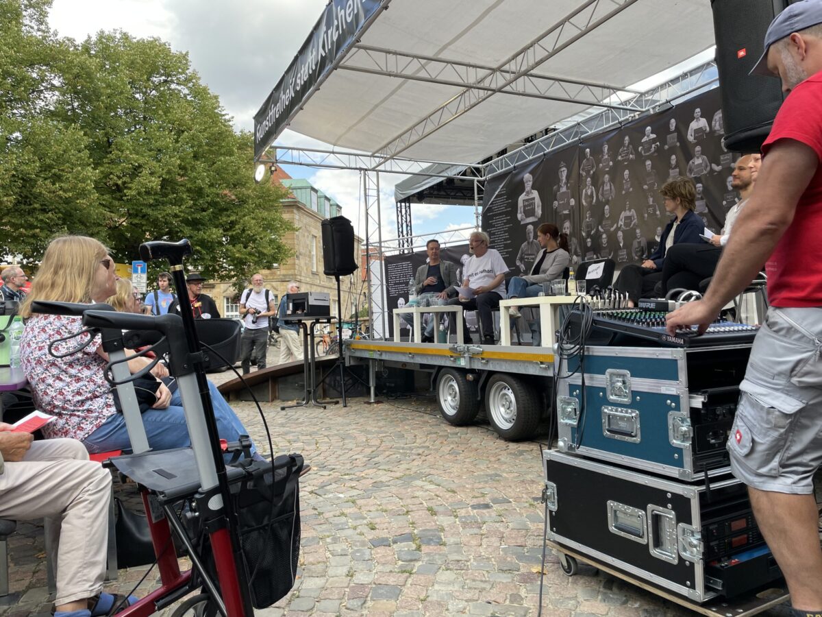 Intendant im Kreuzfeuer: Hitzige Diskussion vor dem Theater Osnabrück Diskussion vor dem Theater Osnabrück. / Foto: Dominik Lapp