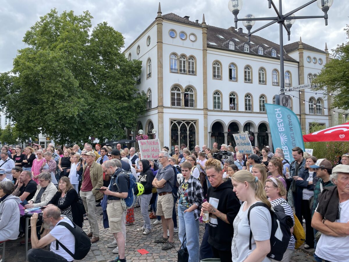 Intendant im Kreuzfeuer: Hitzige Diskussion vor dem Theater Osnabrück Diskussion vor dem Theater Osnabrück. / Foto: Dominik Lapp