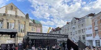 Diskussion vor dem Theater Osnabrück. / Foto: Dominik Lapp
