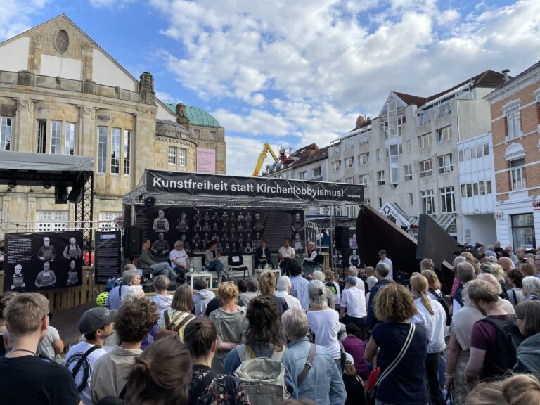 Diskussion vor dem Theater Osnabrück. / Foto: Dominik Lapp