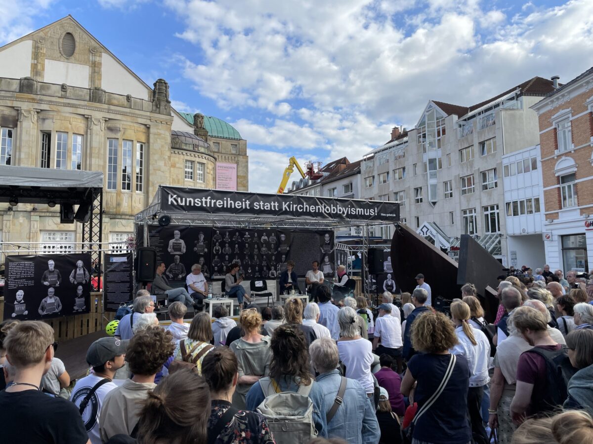 Theaterstreit in Osnabrück geht weiter: 600 Menschen unterzeichnen offenen Brief Diskussion vor dem Theater Osnabrück. / Foto: Dominik Lapp