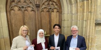 Von links: Oberbürgermeisterin Katharina Pötter, Städtebotschafterin Huda Hamal Hadad, Städtebotschafter Şahin Ayhan und Jens Koopmann vom Städtepartnerschaftsbüro. / Foto: Dominik Lapp