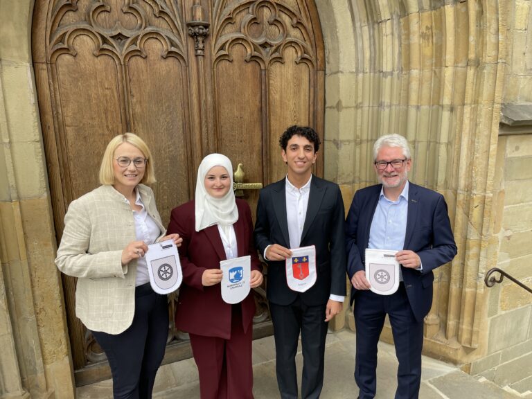 Von links: Oberbürgermeisterin Katharina Pötter, Städtebotschafterin Huda Hamal Hadad, Städtebotschafter Şahin Ayhan und Jens Koopmann vom Städtepartnerschaftsbüro. / Foto: Dominik Lapp