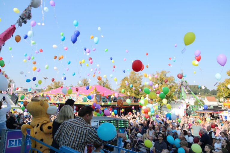 Im Rahmen der Kirmeseröffnung haben die Georgsmarienhütter Kindergartenkinder die Ballons in den Himmel gelassen.