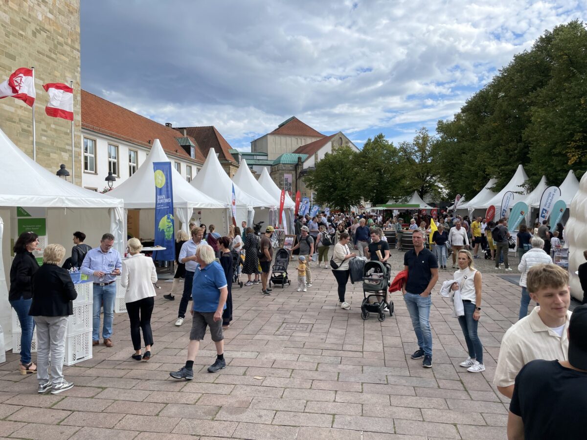 Osnabrück feiert die Vielfalt: Ministerpräsident Olaf Lies hat den Tag der Niedersachsen eröffnet Eröffnung Tag der Niedersachsen: Osnabrück-Meile vor dem Dom. / Foto: Dominik Lapp