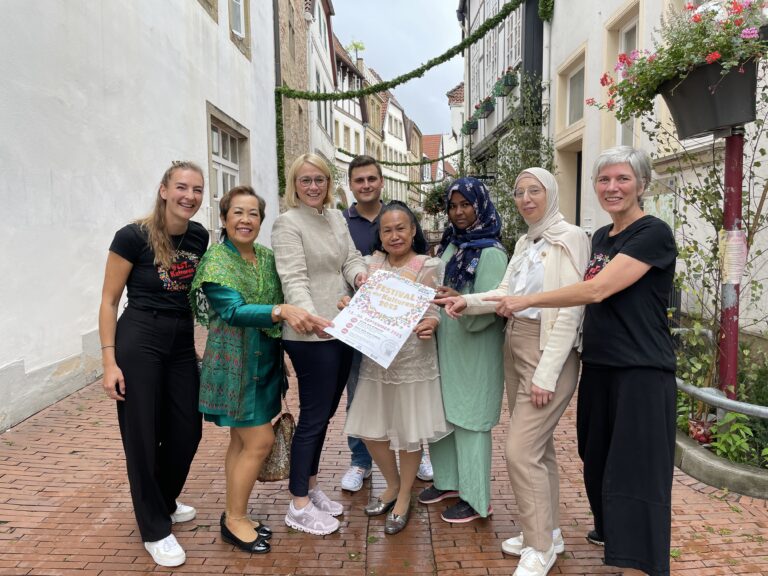 Gruppenfoto zur Programmvorstellung des Festivals der Kulturen. / Foto: Dominik Lapp