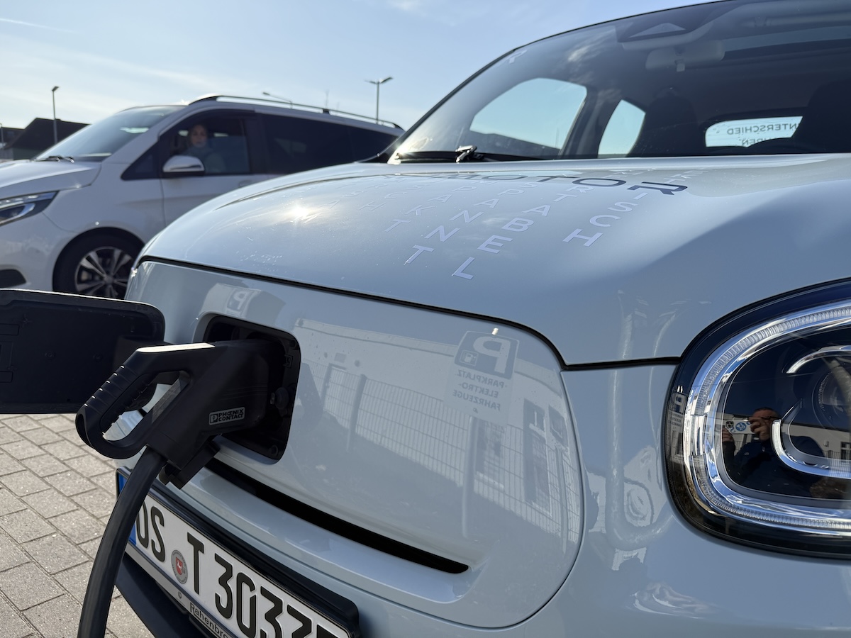 HASEPOST-Autotest: Leapmotor T03 – kompakter Elektroflitzer 'Made in Europe' Sehr praktisch: Die Ladesteckdose ist vorne in der Fahrzeugmitte, das passt immer!