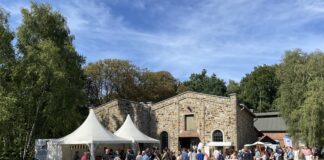 Zwischen Pferdestall und Magazingebäude gab es Programm und Gastronomie. / Foto: Dominik Lapp