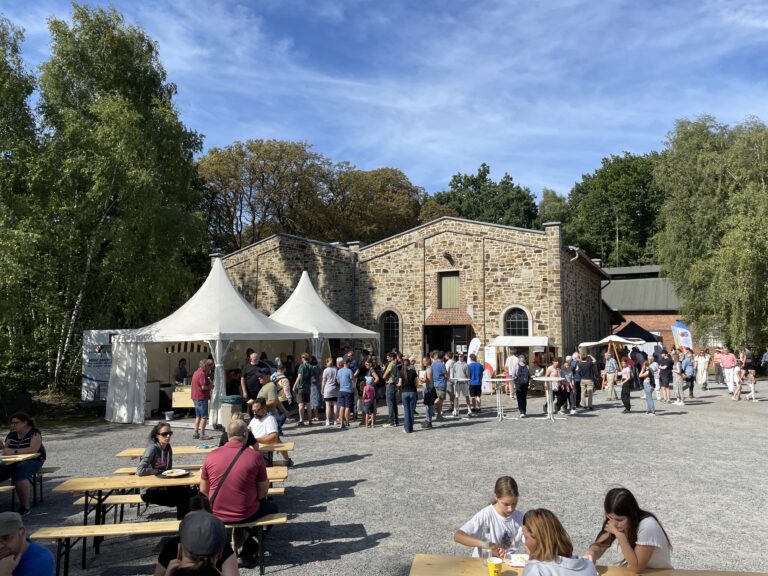Zwischen Pferdestall und Magazingebäude gab es Programm und Gastronomie. / Foto: Dominik Lapp