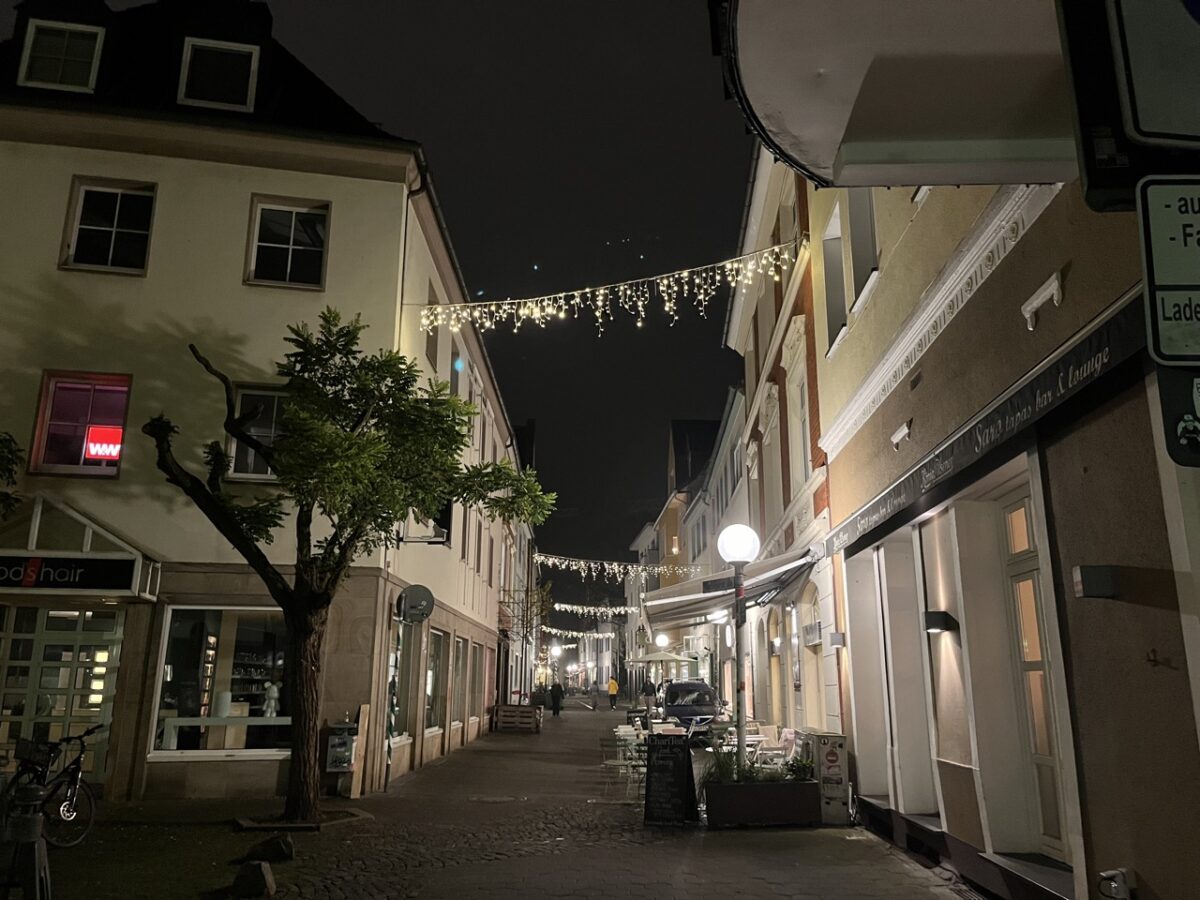 Weihnachtsbeleuchtung in der Redlinger Straße