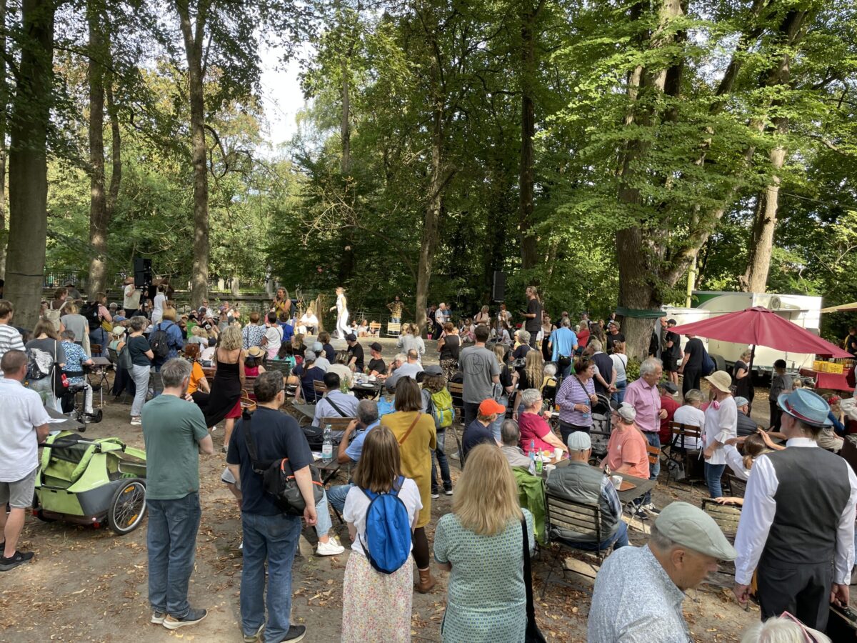 Viel los im Kastaniengarten am Piesberger Gesellschaftshaus. / Foto: Dominik Lapp