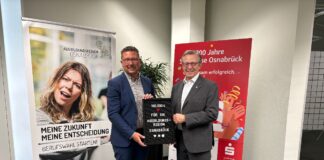 Lars Hellmers und Johannes Hartig freuen sich über die Spende von der Sparkasse Osnabrück