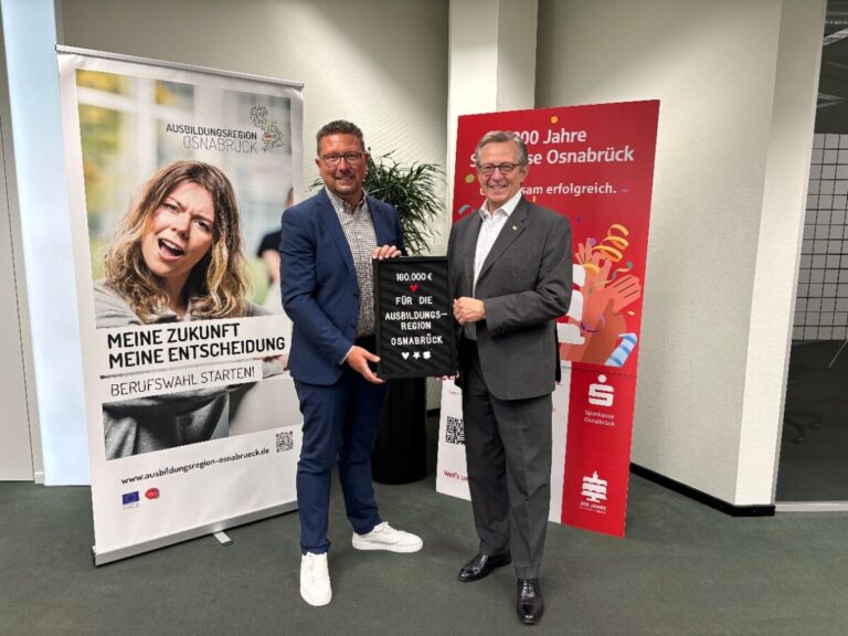 Lars Hellmers und Johannes Hartig freuen sich über die Spende von der Sparkasse Osnabrück