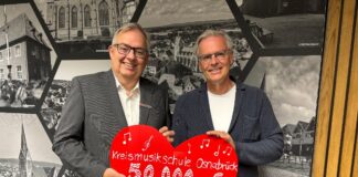 André Schüller (links) und Frank Hartmann freuen sich über die Weiterentwicklung und Ausweitung des Projekts „Ohne MOOS nix los!“ im Landkreis. / Foto: Sparkasse Osnabrück/L. Knemeyer.