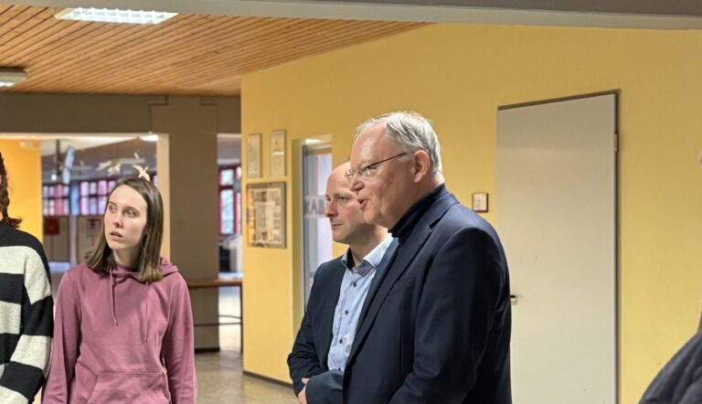 Stephan Weil in der Gesamtschule Schinkel