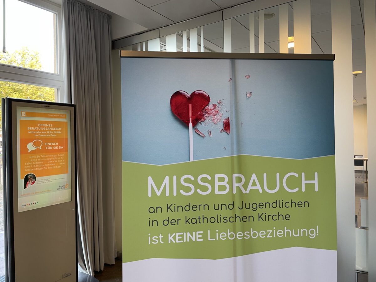 Wie das Bistum Osnabrück sexualisierte Gewalt aufarbeitet – und was sich jetzt ändern soll Banner des Betroffenenrat Nord. / Foto: Dominik Lapp