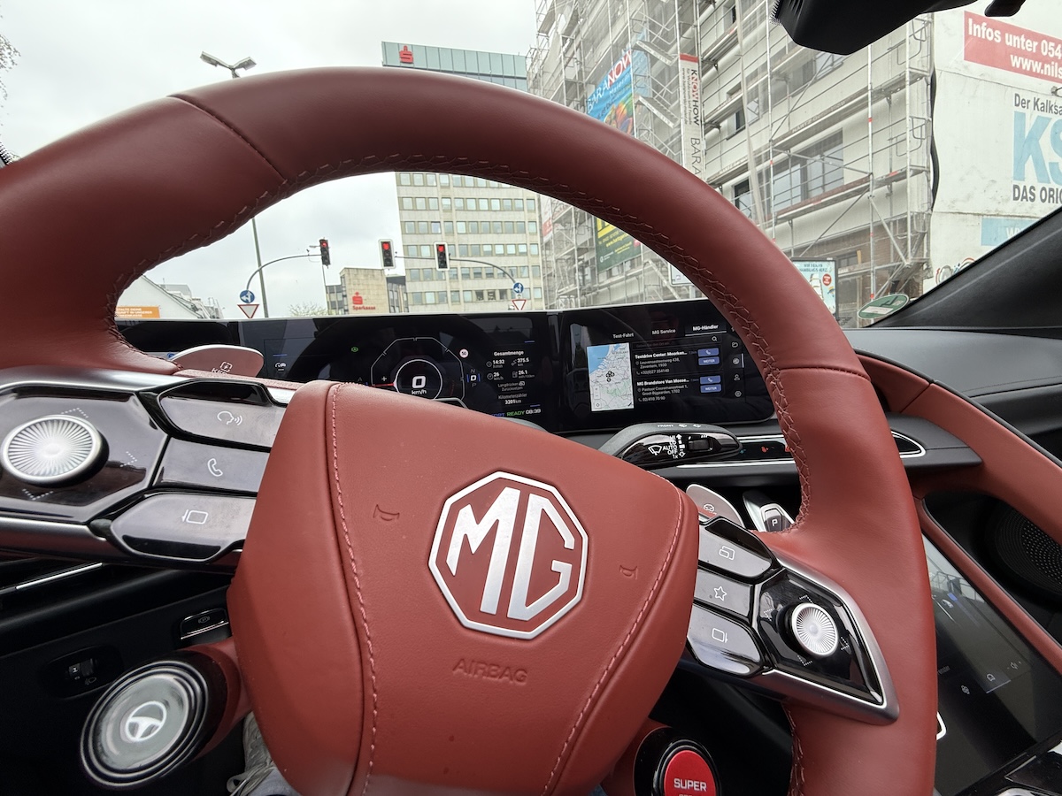 HASEPOST-Autotest: MG Cyberster – britische Roadster-Tradition modern interpretiert der "Power-Button" rechts unten im Lenkrad