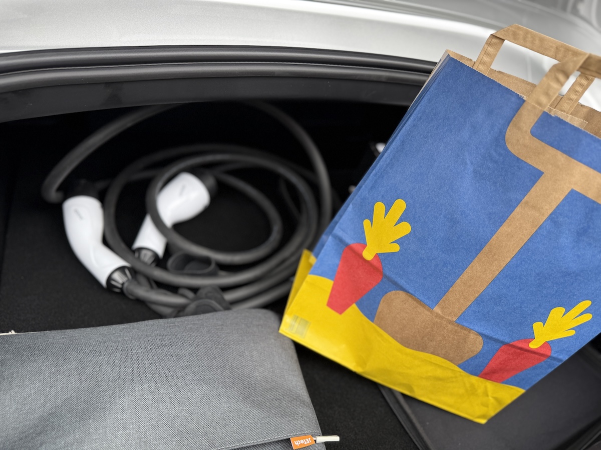 HASEPOST-Autotest: MG Cyberster – britische Roadster-Tradition modern interpretiert Ladekabel, Laptoptasche... und es passen noch ein paar Einkaufstüten in das Kofferabteil