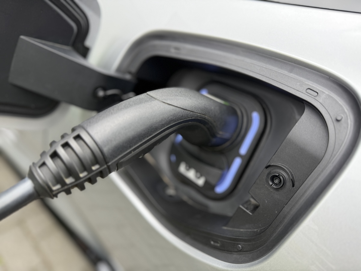 HASEPOST-Autotest: MG Cyberster – britische Roadster-Tradition modern interpretiert "Tankklappe" des MG Cyberster