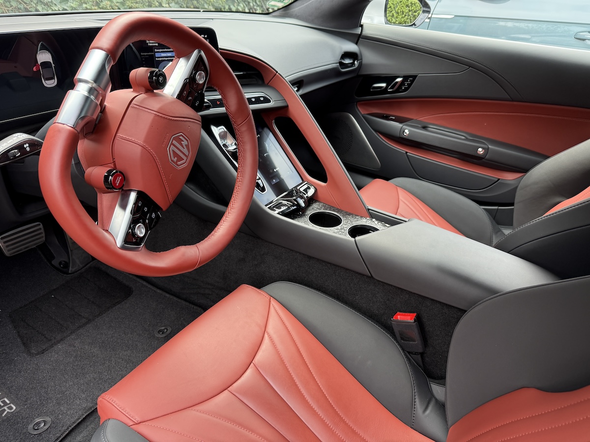 HASEPOST-Autotest: MG Cyberster – britische Roadster-Tradition modern interpretiert Wohlfühl-Innenraum in schwarzem und rotem Leder