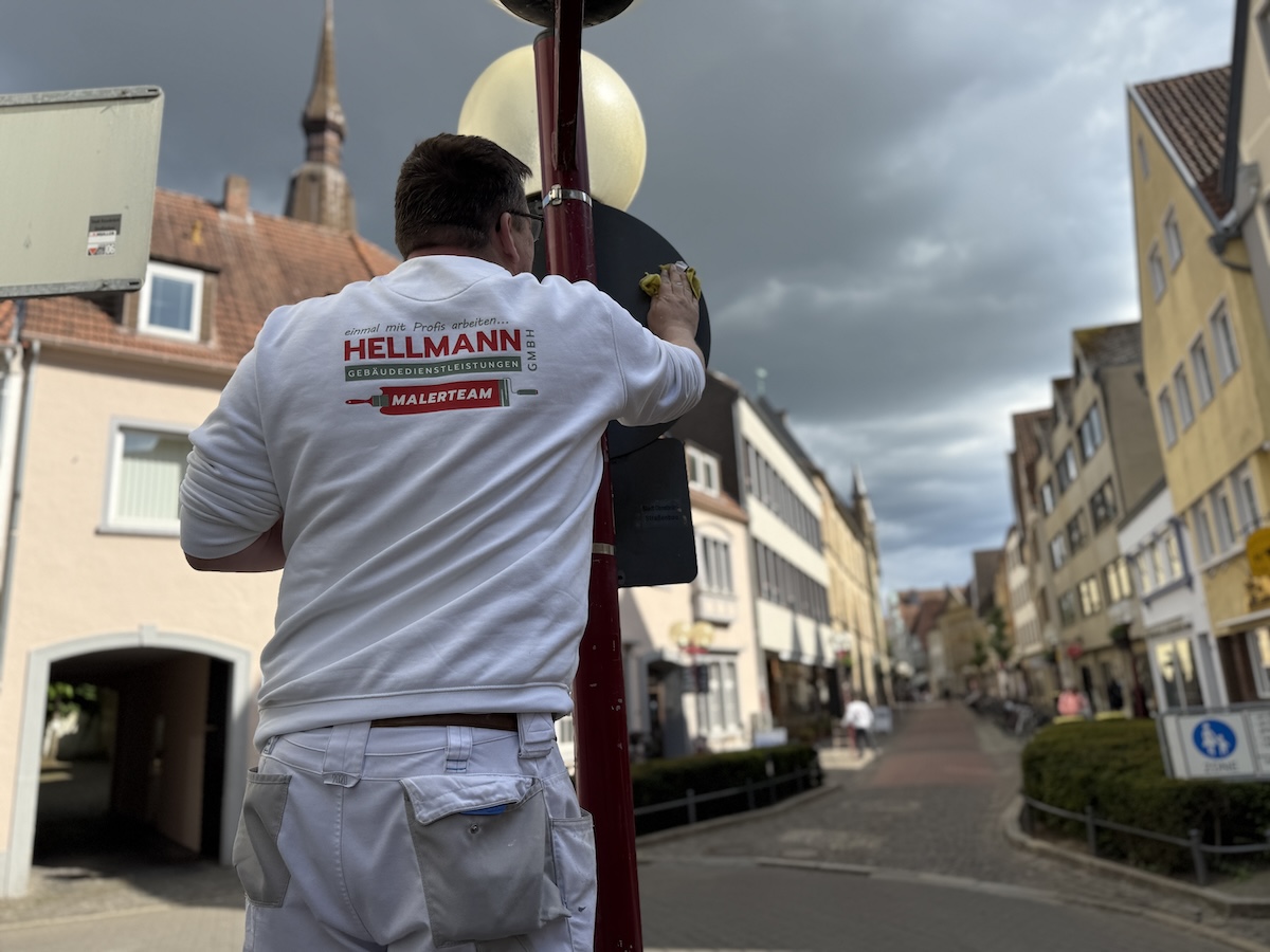 mit großem Aufwand, Spachtel und Reinigungsflüssigkeit wurde erst Anfang der Woche die Altstadt von Stickern "befreit"