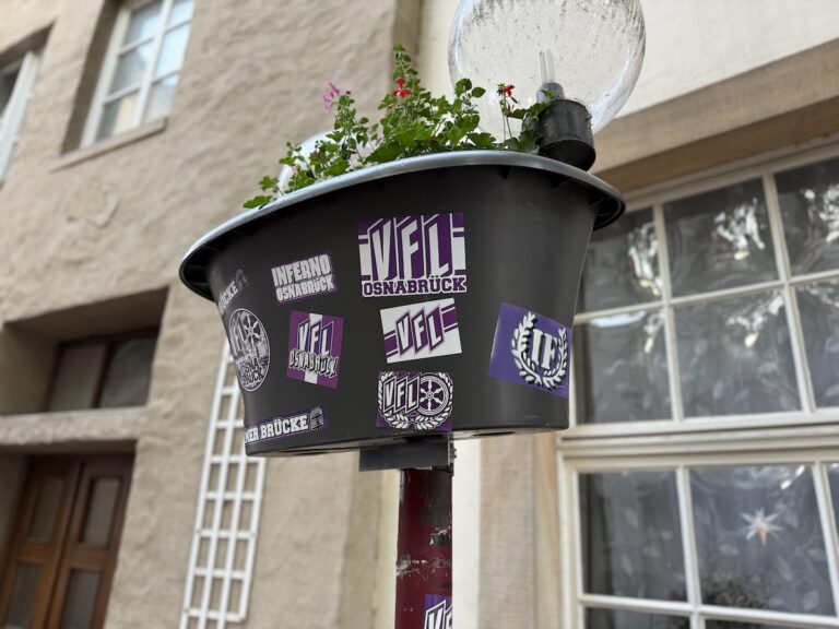 Blumenkübel mit VfL Stickern