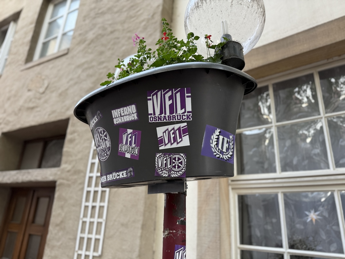 Blumenkübel mit VfL Stickern