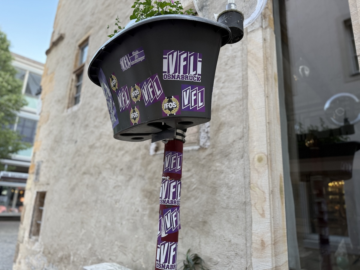 Blumenkübel mit VfL Stickern
