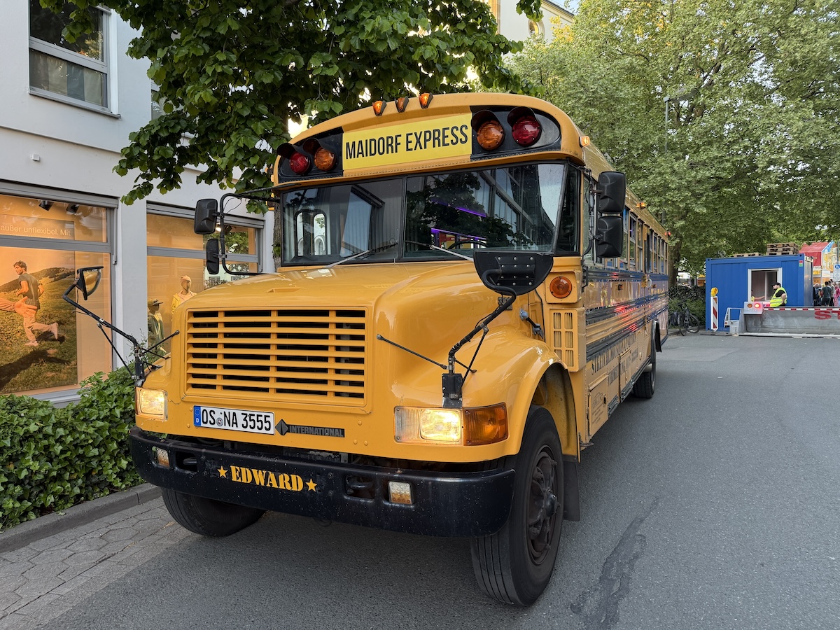 Der "Maidorf Express" pendelt zwischen Maiwoche und Alando Maidorf Partybus "Edward" verbindet die Maiwoche mit dem "Maidorf" im Alando Ballhaus