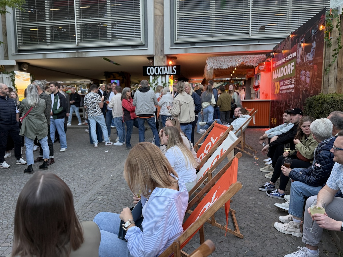 Der "Maidorf Express" pendelt zwischen Maiwoche und Alando Maidorf Das Alando ist zurück auf der Maiwoche: Hinter der Stadtbibliothek wird gechilled