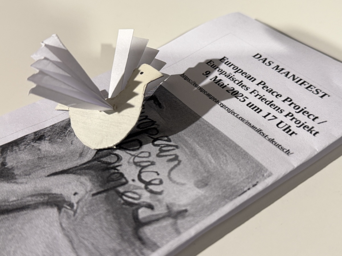 Selbstgemachte Mini-Friedenstaube der Osnabrücker Teilenhmerinnen des European Peace Project