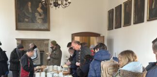 Bedürftige essen im Rathaus zu Mittag
