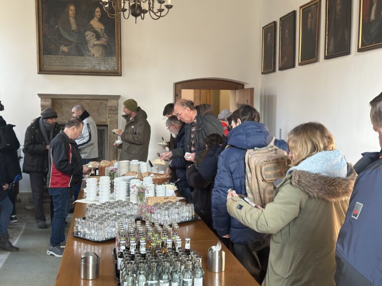 Bedürftige essen im Rathaus zu Mittag