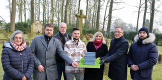 Auf dem Waldfriedhof Kloster Oesede wurde das Mahnmal für die beiden ermordeten Zwangsarbeiter vorgestellt (von links): Inge Becher (Leiterin Museum Villa Stahmer), Markus Pufe (Unternehmen Grafit Pufe), Georg Hörnschemeyer (Vorsitzender Gedenkstätten Gestapokeller und Augustaschacht e.V.), Przemyslaw Martyna (Künstler), Bürgermeisterin Dagmar Bahlo, Michael Gander (Geschäftsführer Gedenkstätten Gestapokeller und Augustaschacht e.V.) und Tim Weghorst (Leiter Bauverwaltung und Liegenschaften Stadt Georgsmarienhütte).