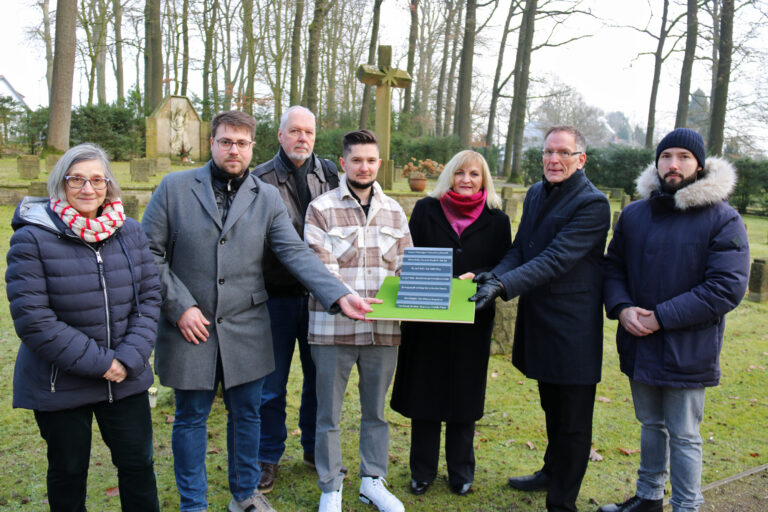 Auf dem Waldfriedhof Kloster Oesede wurde das Mahnmal für die beiden ermordeten Zwangsarbeiter vorgestellt (von links): Inge Becher (Leiterin Museum Villa Stahmer), Markus Pufe (Unternehmen Grafit Pufe), Georg Hörnschemeyer (Vorsitzender Gedenkstätten Gestapokeller und Augustaschacht e.V.), Przemyslaw Martyna (Künstler), Bürgermeisterin Dagmar Bahlo, Michael Gander (Geschäftsführer Gedenkstätten Gestapokeller und Augustaschacht e.V.) und Tim Weghorst (Leiter Bauverwaltung und Liegenschaften Stadt Georgsmarienhütte).
