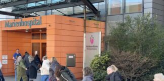 Menschenkette gegen Rechts vor dem Marienhospital