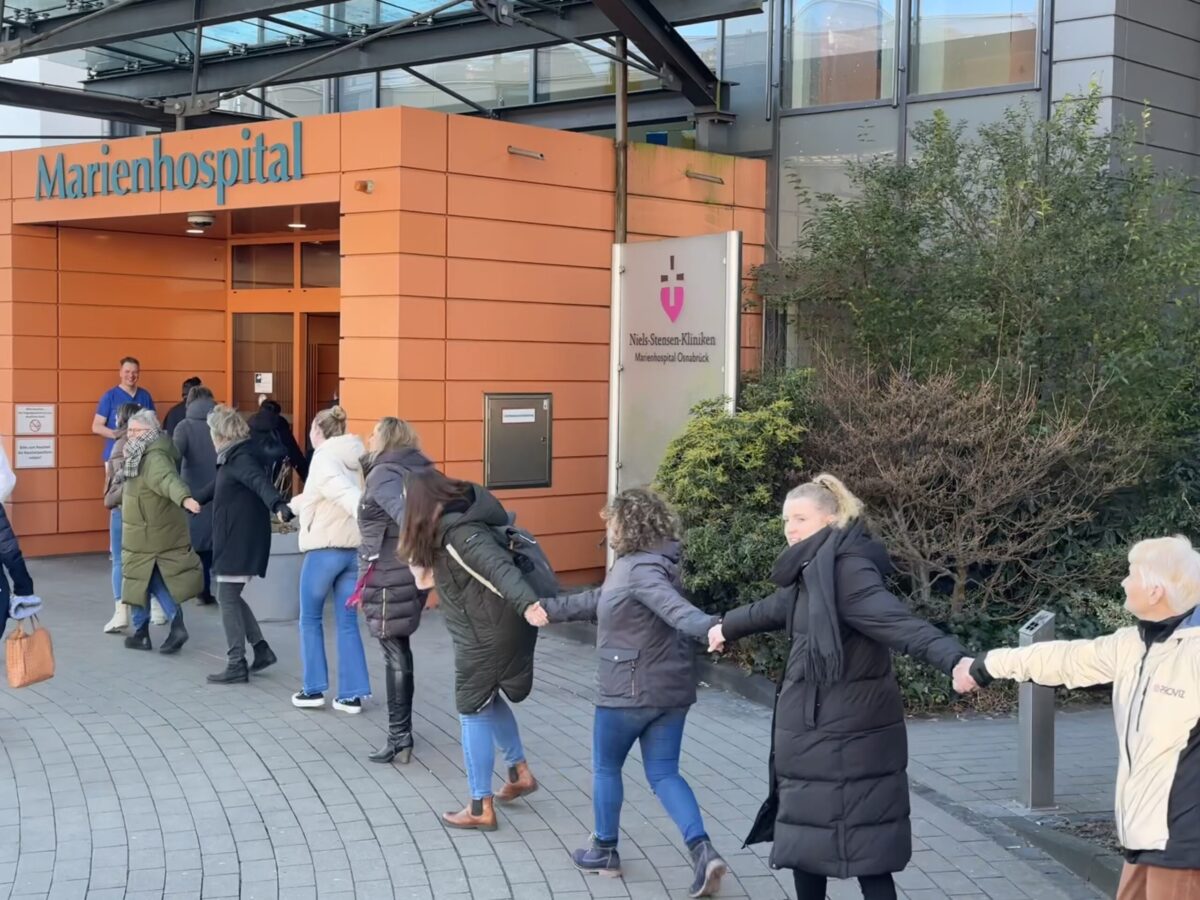 Menschenkette gegen Rechts vor dem Marienhospital