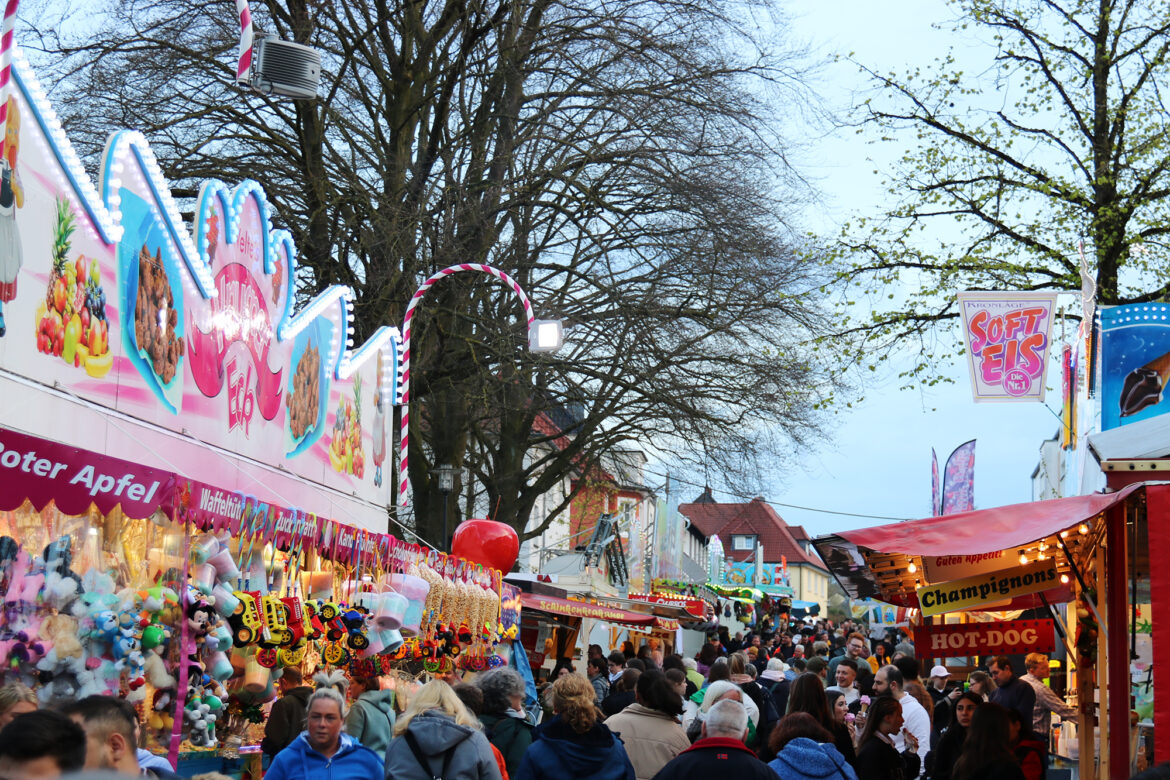 Für drei Tage verwandelt sich die Hindenburgstraße im Stadtteil Alt-Georgsmarienhütte beim Hüttenmarkt in eine Kirmes-, Genuss- und Feiermeile. / Foto: Niklas Otten