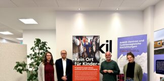Die Ausstellung "Kein Ort für Kinder!" von Terre des Hommes wird bei Exil in der Möserstraße 36 gezeigt. v.l.n.r.: Sara Josef, Geschäftsführung Exil, Ralf Hellige, Sparkassensiftung, Wolf-Christian Ramm, Pressesprecher Terre des Hommes, Deborah Berndt, FreiZeit für junge Geflüchtete.