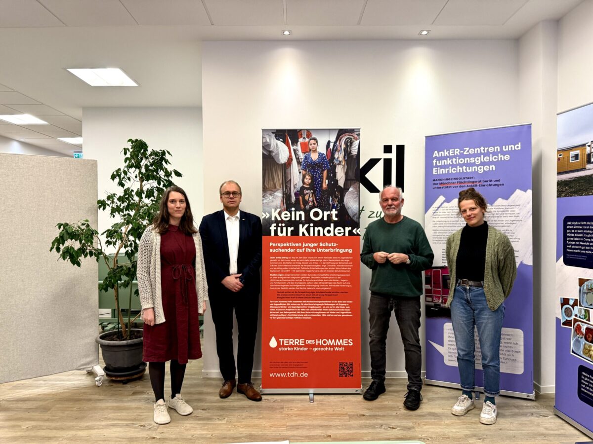 Die Ausstellung "Kein Ort für Kinder!" von Terre des Hommes wird bei Exil in der Möserstraße 36 gezeigt. v.l.n.r.: Sara Josef, Geschäftsführung Exil, Ralf Hellige, Sparkassensiftung, Wolf-Christian Ramm, Pressesprecher Terre des Hommes, Deborah Berndt, FreiZeit für junge Geflüchtete.