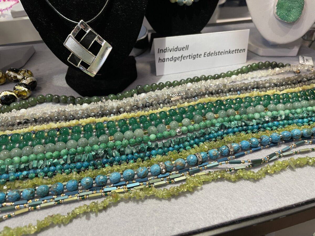 Von Brigitte Marquardt-Bockrath handgefertigte Edelstein-Ketten. / Foto: Dominik Lapp