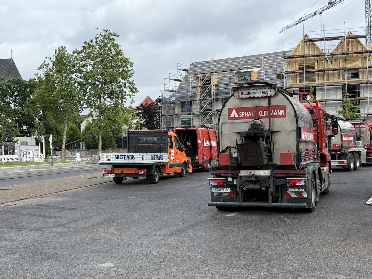 Versiegelung des Ledenhofs mit einer weiteren Asphaltschicht
