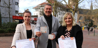 Freuen sich auf ein vielfältiges Veranstaltungsjahr, das sich auch auf den neuen Bierdeckeln widerspiegelt (von links): Doreen Prell (Abteilung für Kultur und Stadtmarketing), Olaf Bick (Geschäftsführer Stadtmarketingverein Georgsmarienhütte) und Bürgermeisterin Dagmar Bahlo.