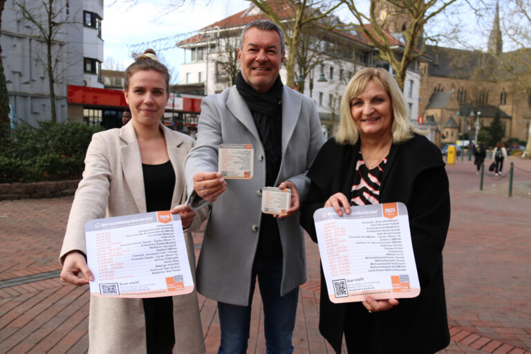 Freuen sich auf ein vielfältiges Veranstaltungsjahr, das sich auch auf den neuen Bierdeckeln widerspiegelt (von links): Doreen Prell (Abteilung für Kultur und Stadtmarketing), Olaf Bick (Geschäftsführer Stadtmarketingverein Georgsmarienhütte) und Bürgermeisterin Dagmar Bahlo.