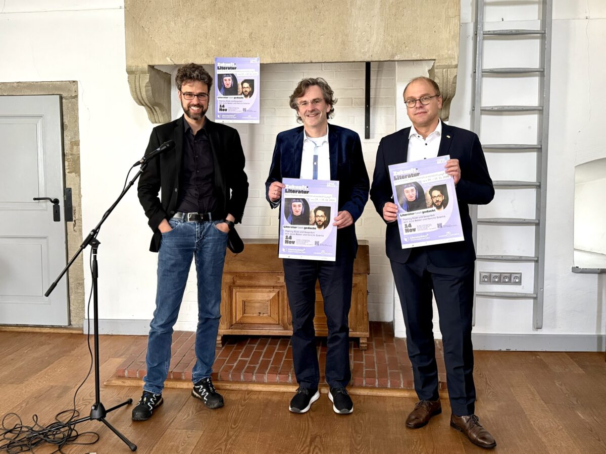 Dr. Jens Peters, Leitung Literaturbüro Westniedersachsen, Prof. Dr. Christian Dawidowski, Literaturdidaktiker der Uni Osnabrück, und Ralf Hellige, Vorstand der Sparkassenstiftung Osnabrück, stellen das Programm für die Tagung Zukunft:Literatur in Osnabrück vor. / Foto: Hannah Meiners