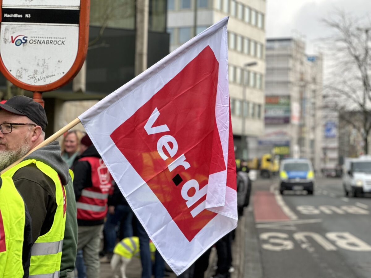Streikender mit ver.di-Fahne