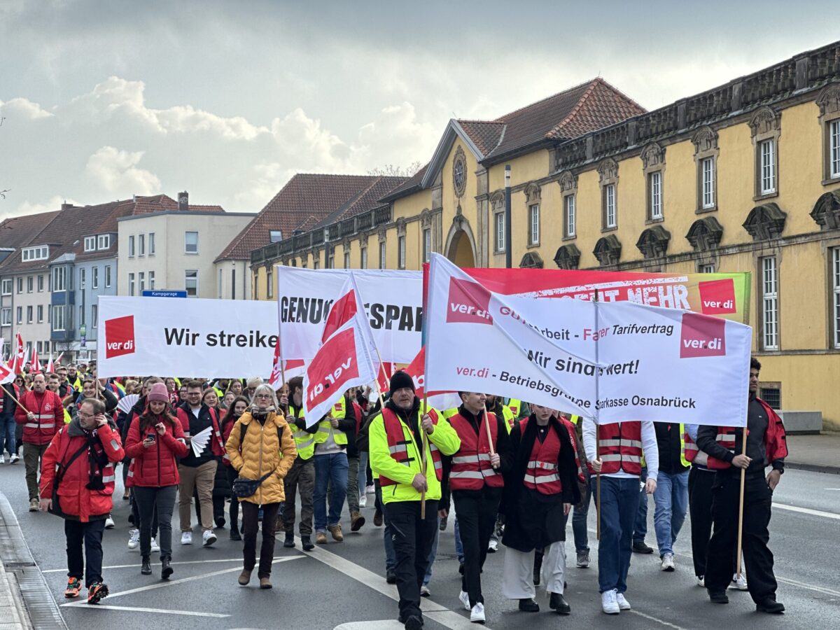 Der Streikzug von ver.di zieht am Schloss vorbei.