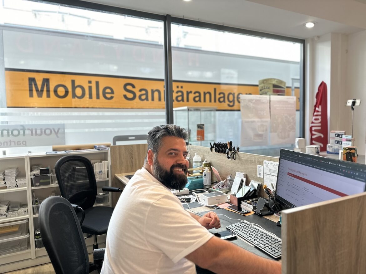 Hedayat Hotak vom Handyland Osnabrück während der Maiwoche