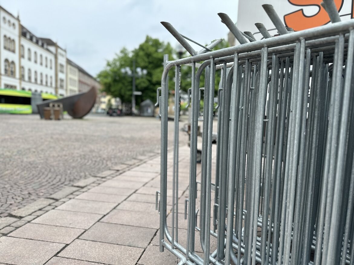 Absperrgitter am Theater