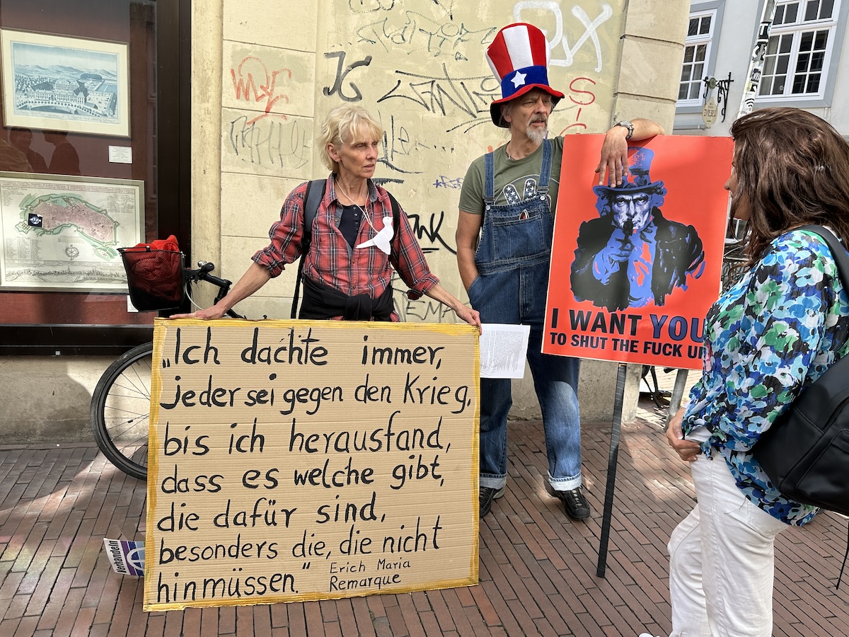 Vor der Lagerhalle wurde gegen die Kriegsrhetorik von Strack-Zimmermann demonstriert